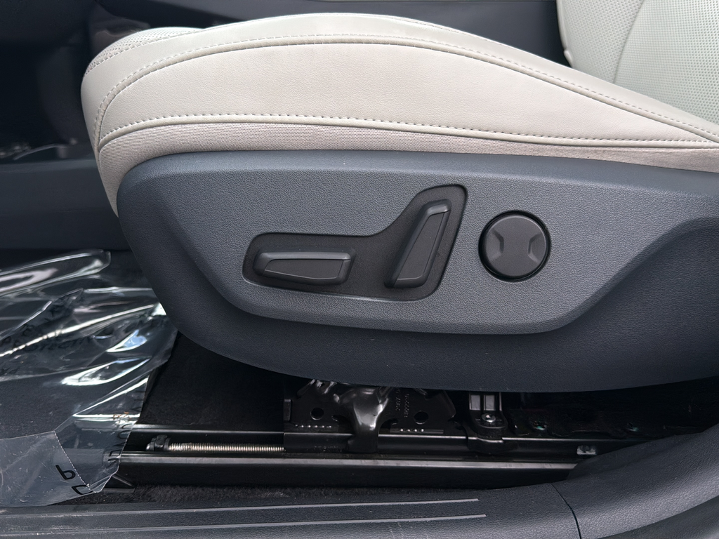 Used 2023 White Kia Wind image 26