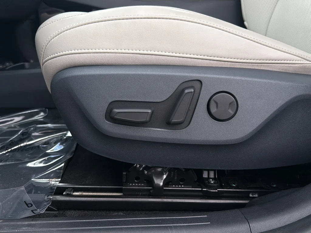 Certified Used 2023 White Kia Wind image 26