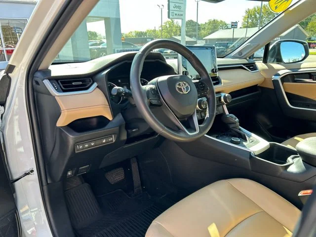 Used 2022 White Toyota XLE Premium image 30