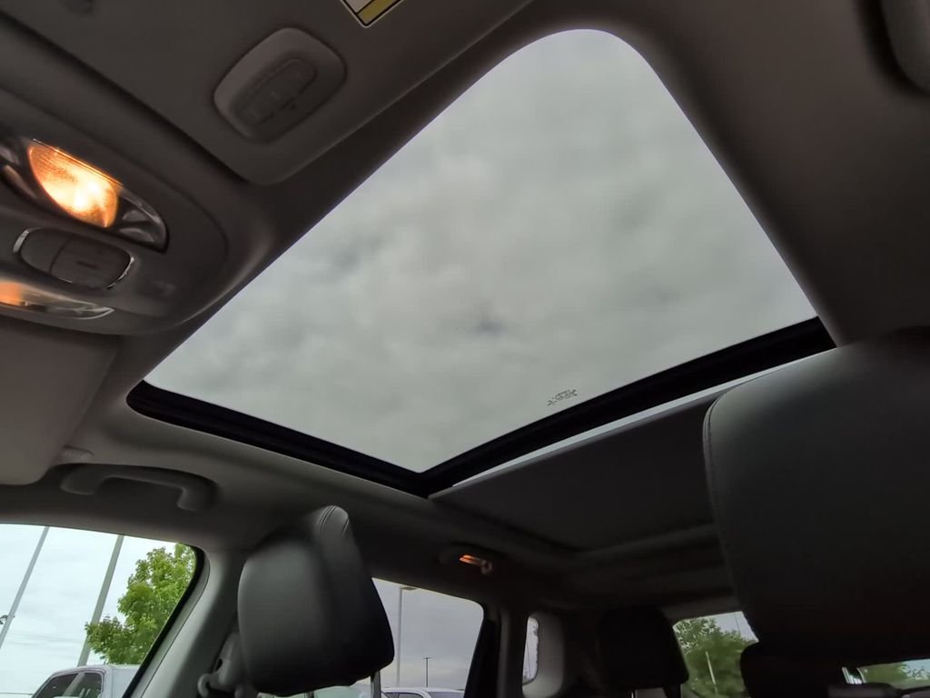 Used 2022 White Jeep Latitude image 45