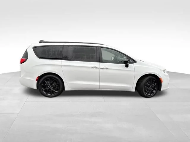 New 2026 Bright White Clear-Coat Exterior Paint Chrysler Select image 8