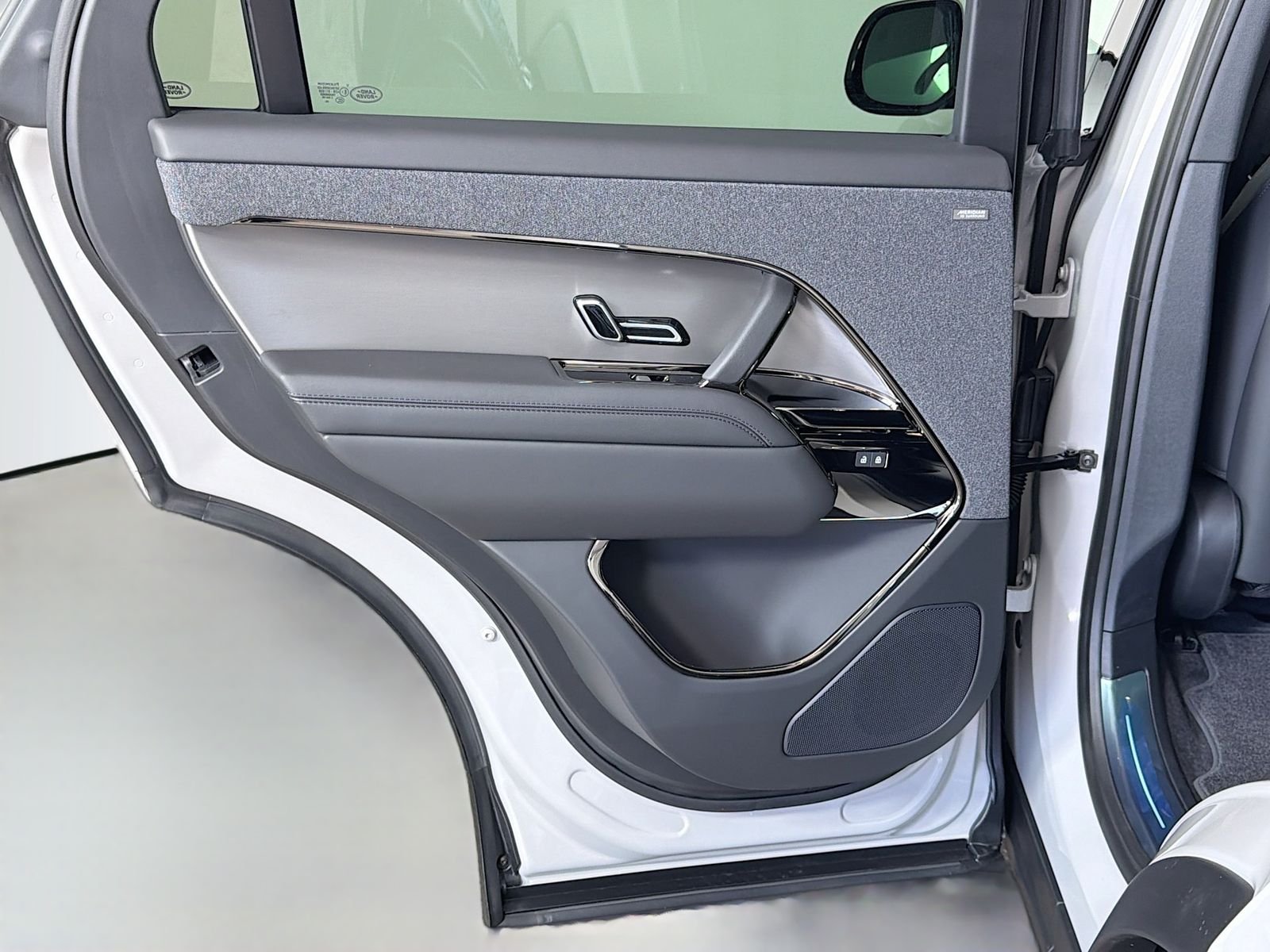 New 2026 Borasco Grey Land Rover SE image 26