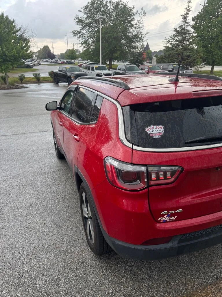 Used 2018 Red Jeep Latitude image 5