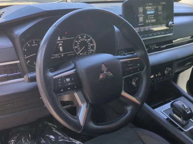 Used 2024  Mitsubishi SE Black Edition image 31