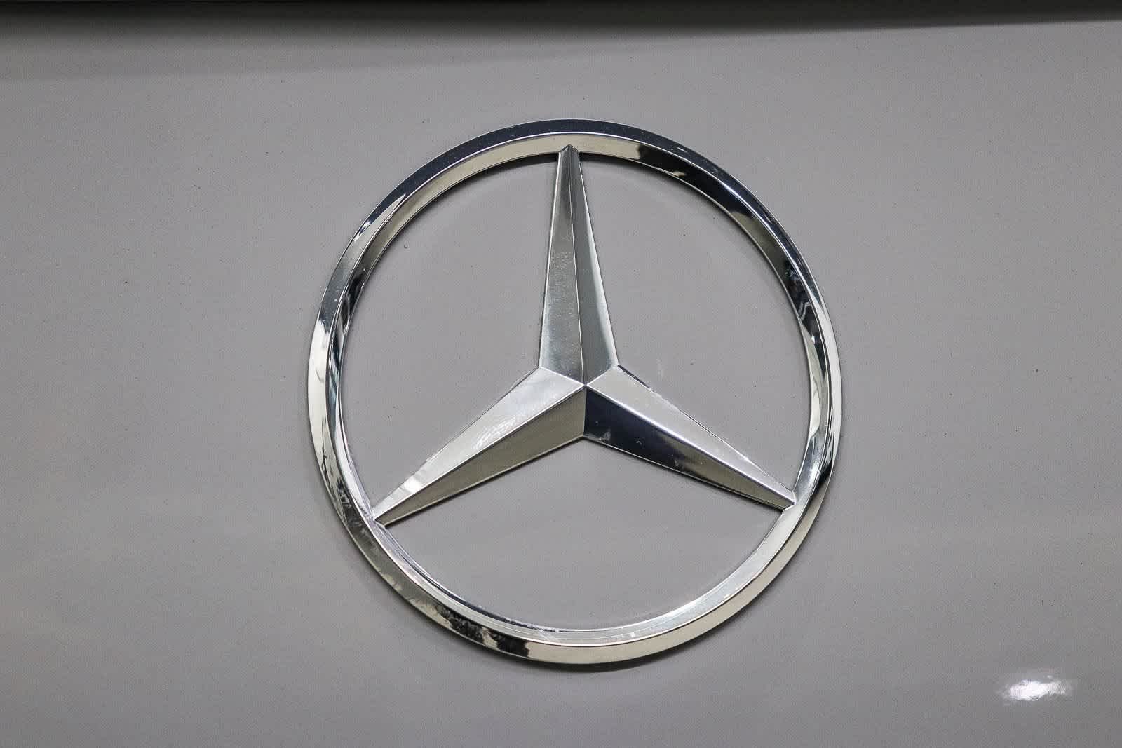 New 2026 MANUFAKTUR Alpine Grey Mercedes-Benz C 300 image 13