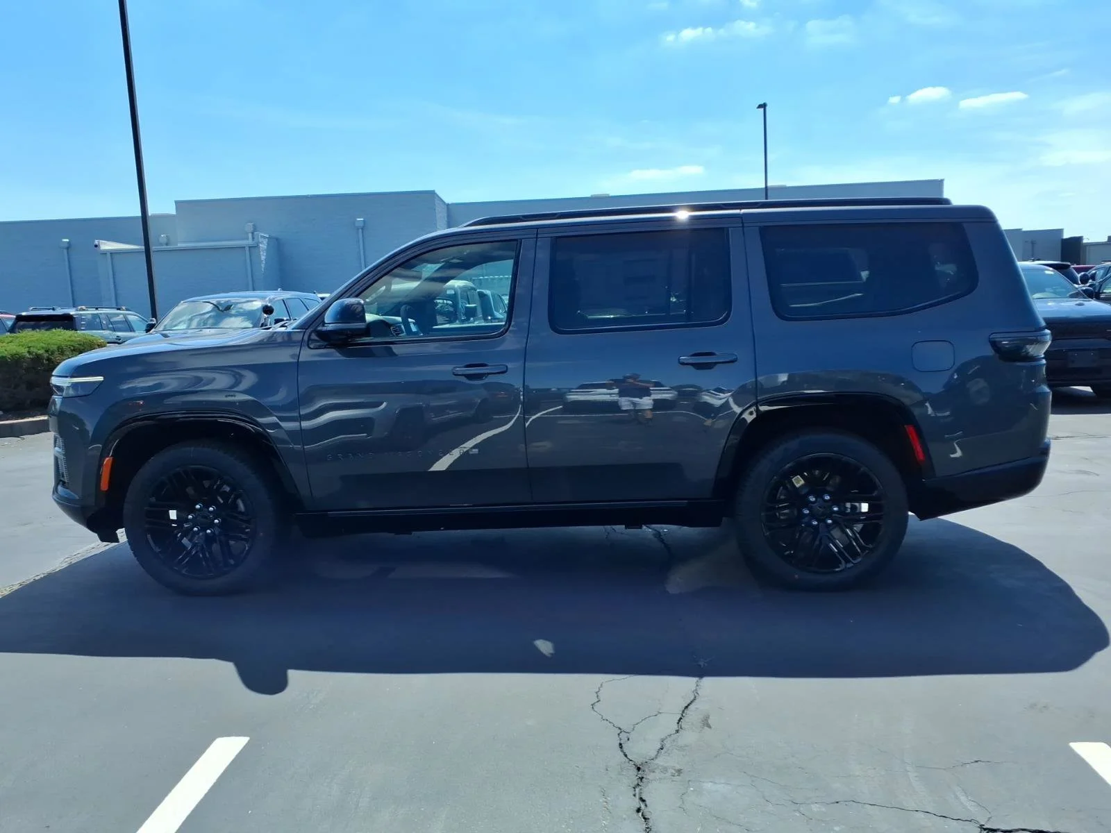 New 2026 Baltic-Gray Metallic Clear-Coat Exterior Paint Jeep Limited Reserve image 3