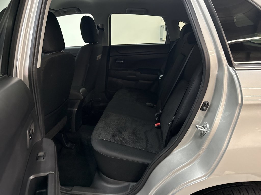 Used 2015 Silver Mitsubishi SE image 15