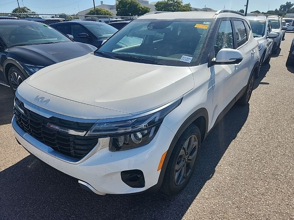 Used 2024 White Kia S image 3