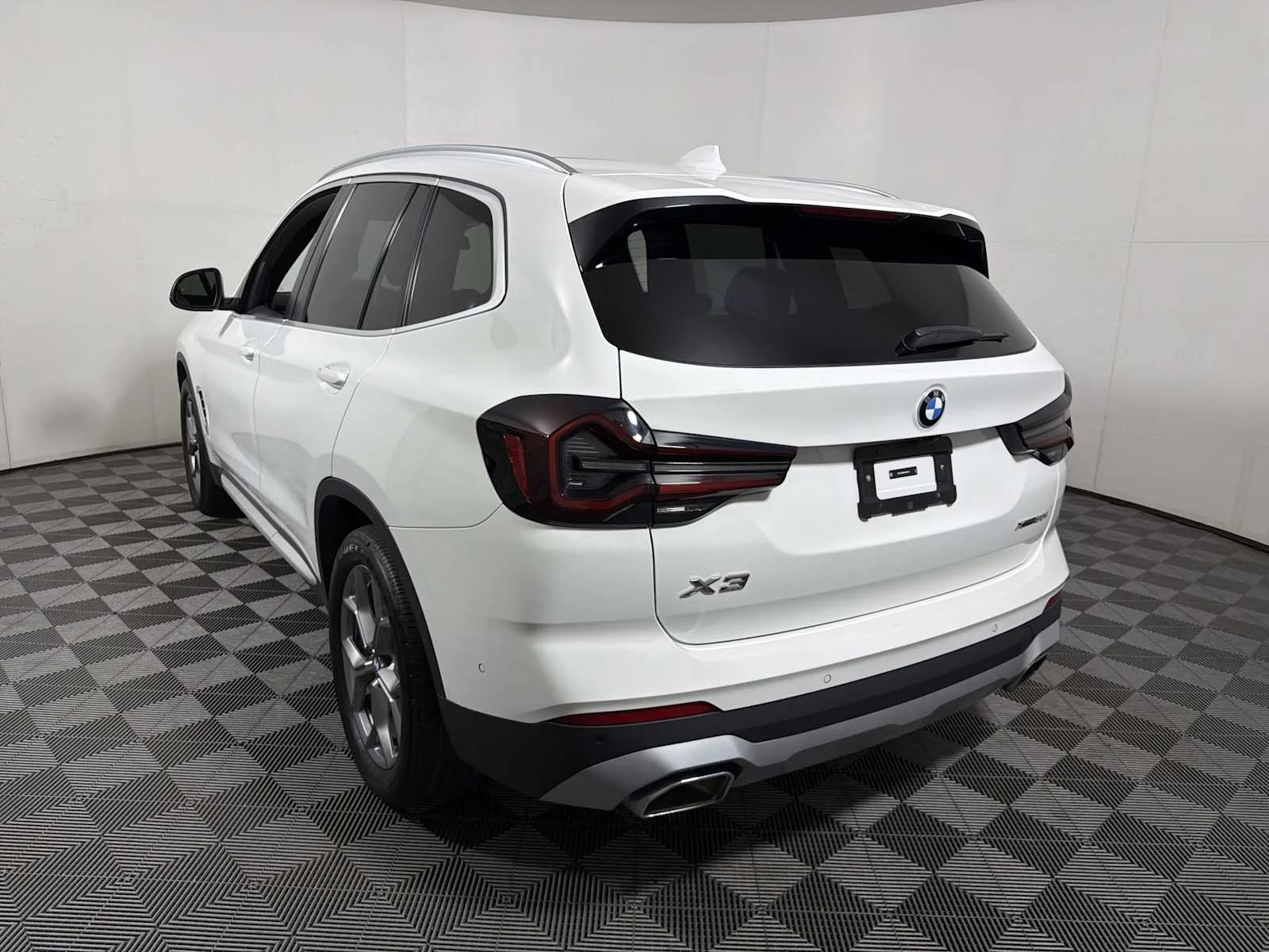 Used 2024 Alpine White BMW xDrive30i image 5