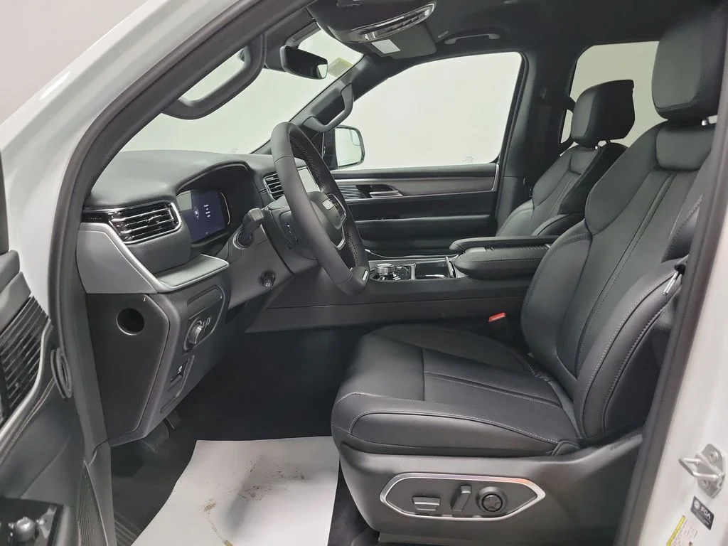 New 2026 Bright White Clear-Coat Exterior Paint Jeep Limited Altitude image 10