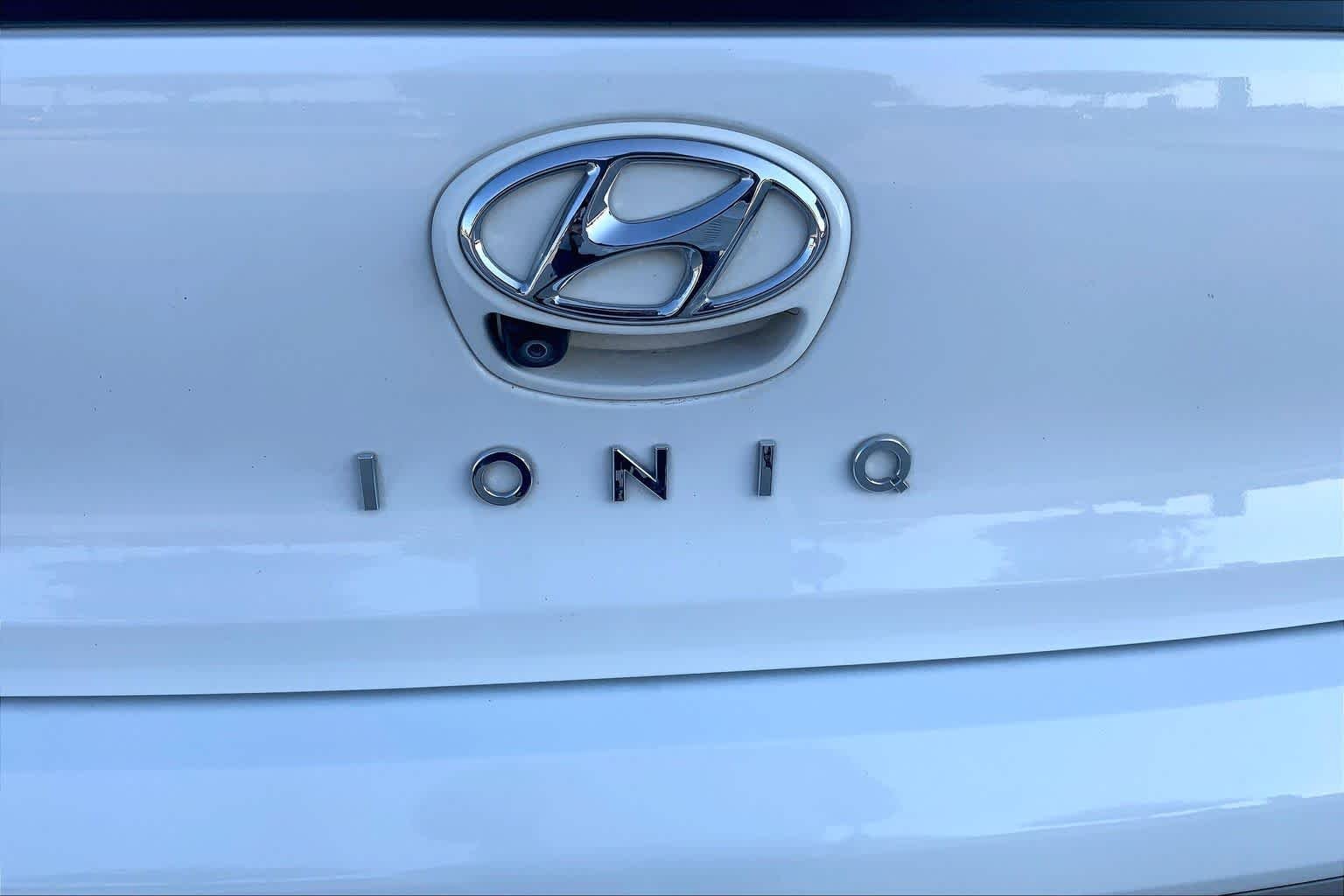 Used 2021 Ceramic White Hyundai Blue image 33