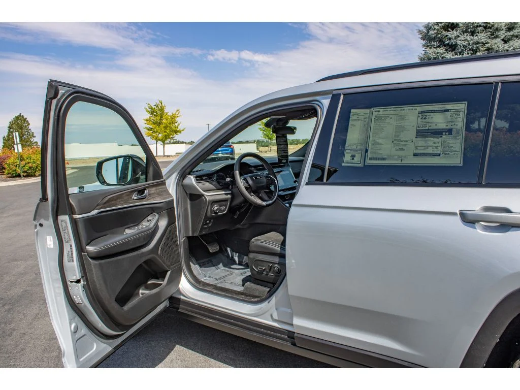 New 2026 Silver Zynith Exterior Paint Jeep Laredo Altitude image 29
