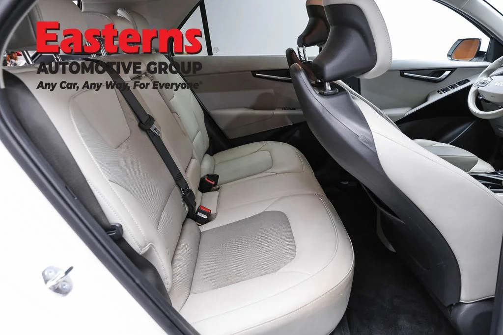 Used 2023 White Kia Wind image 23