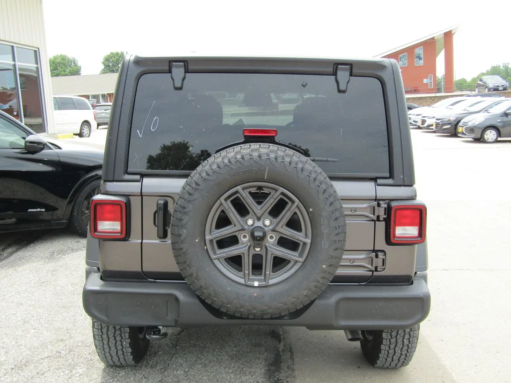 New 2026 granite crystal metallic clearcoat Jeep Sport RHD image 4