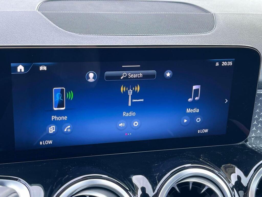 New 2026 Polar White Mercedes-Benz GLB 250 image 21