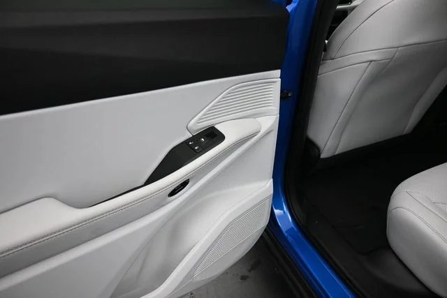 New 2026 Hydro Blue Pearl-Coat Exterior Paint Jeep Limited image 12