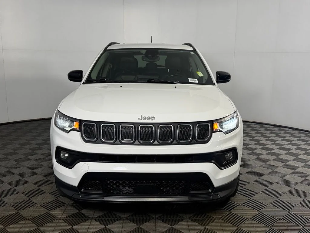 Certified Used 2022 White Jeep Latitude Lux image 4