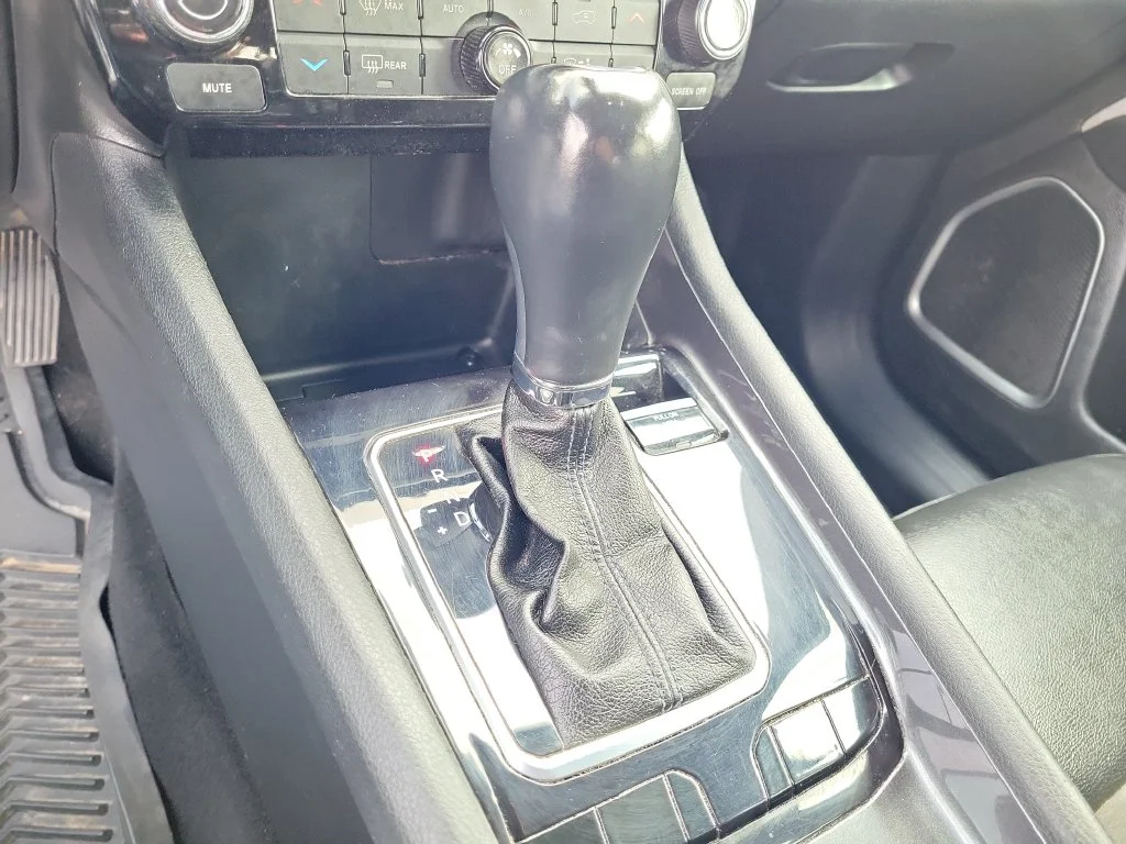Used 2022 White Jeep Latitude image 39