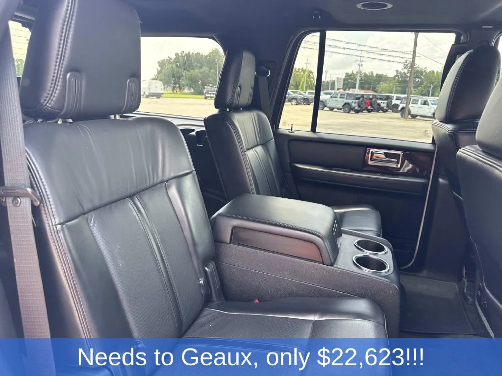 Used 2017 White Lincoln Select image 24