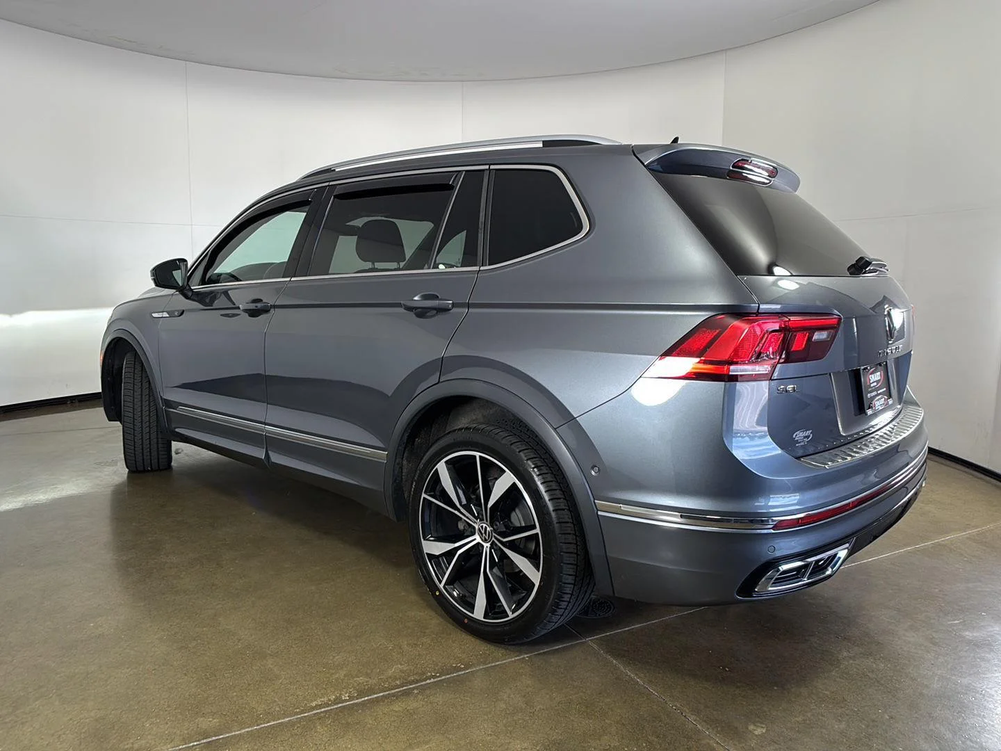 Used 2022 Platinum Gray Metallic Volkswagen SEL R-Line image 16