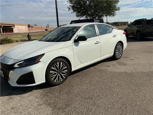 Used 2025 Pearl White Tricoat Nissan SV image 16