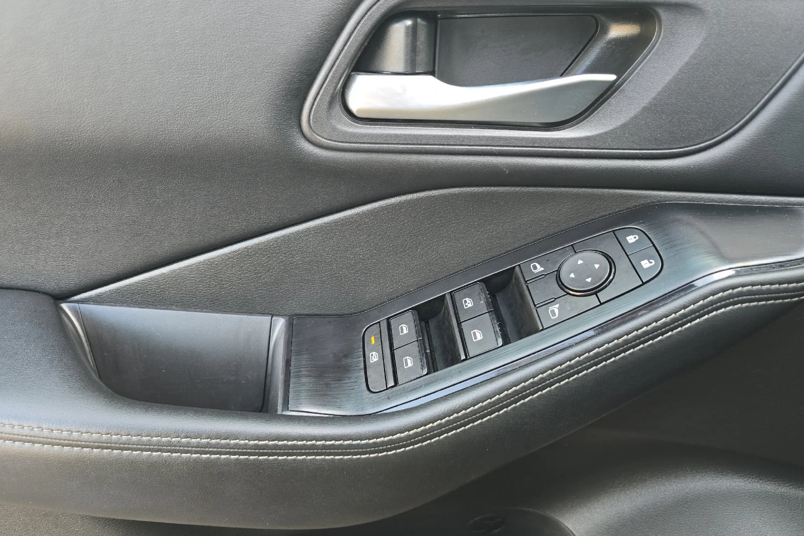 Used 2025 Deep Ocean Blue Pearl Nissan SV image 9