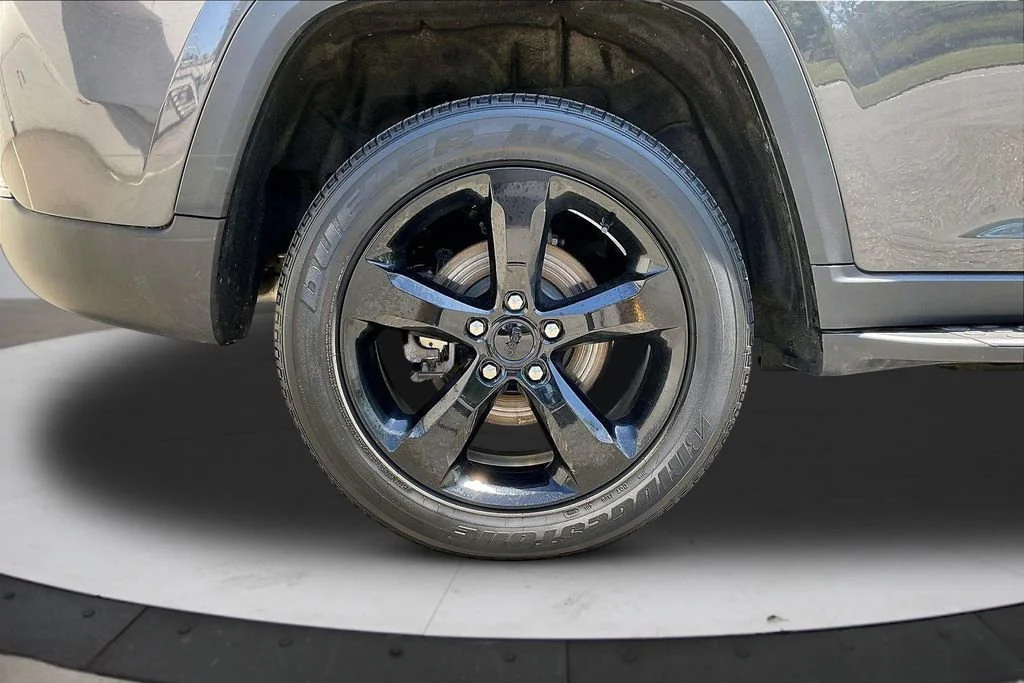 Used 2023 Gray Jeep Altitude 4x4 image 40