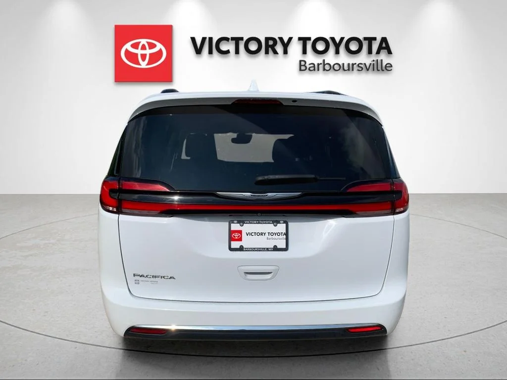 Used 2022 White Chrysler Touring L image 4