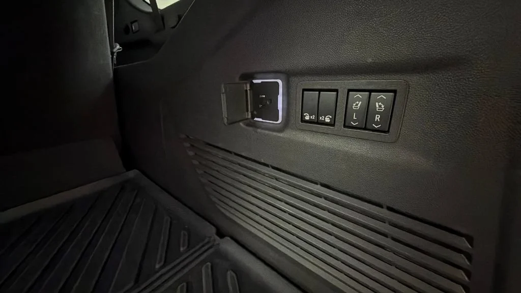 Used 2023 Black Chevrolet Z71 image 30
