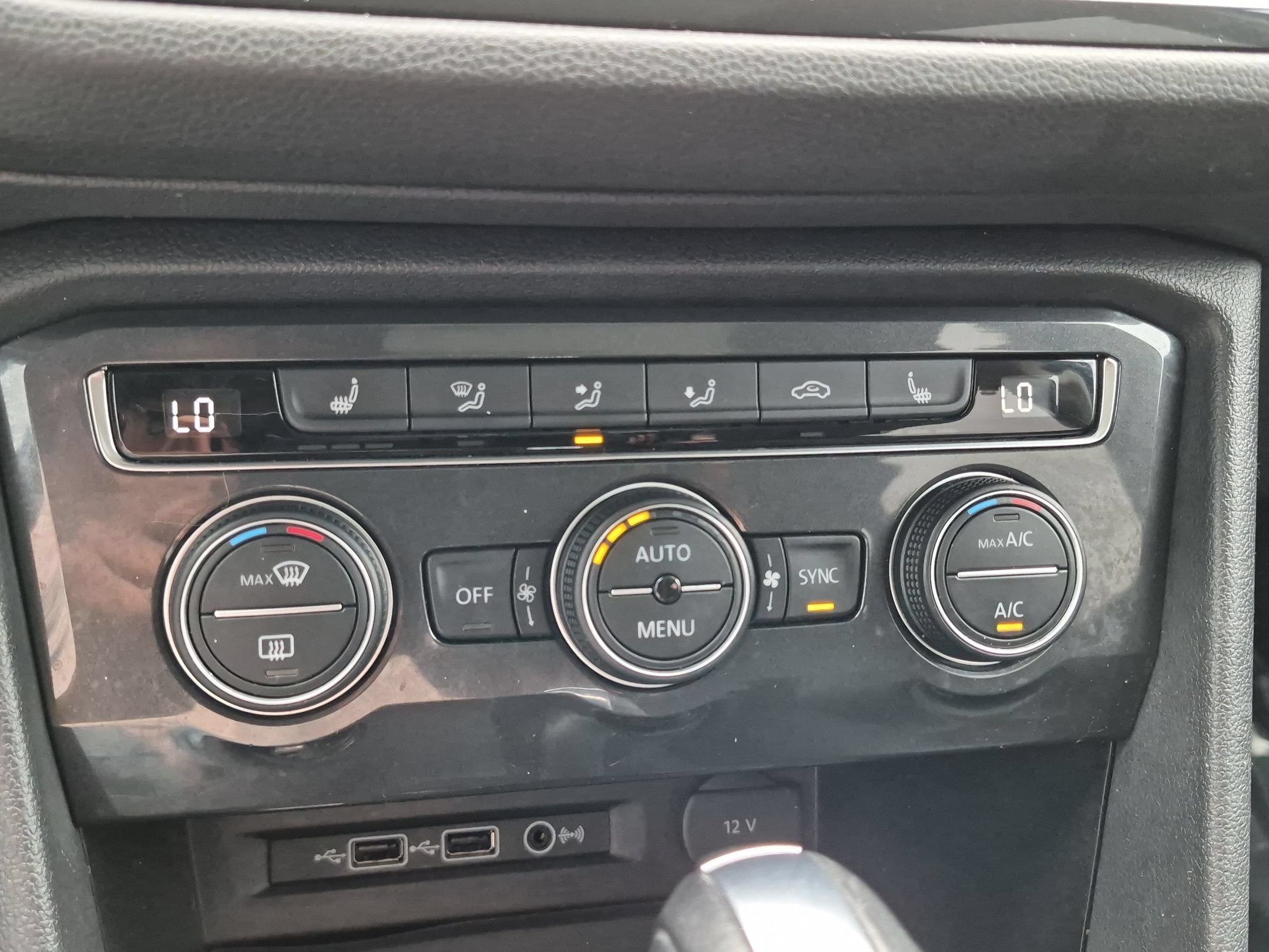 Used 2019 Deep Black Volkswagen SE image 21