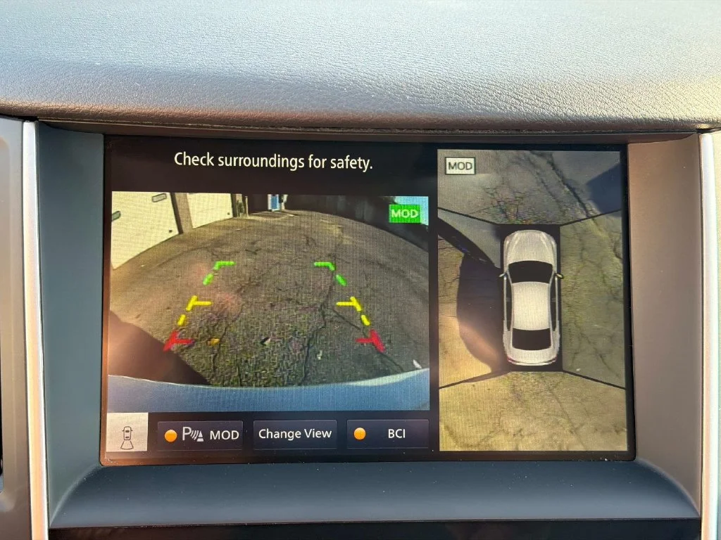 Used 2023 White INFINITI LUXE image 26