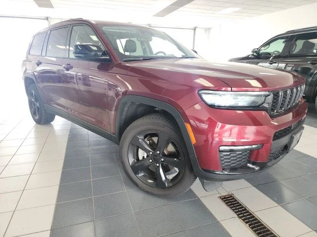 Used 2023 Velvet Jeep Limited image 1