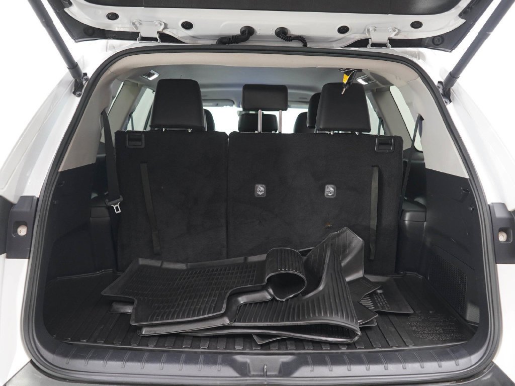 Used 2024 Pearl Toyota Xle image 17