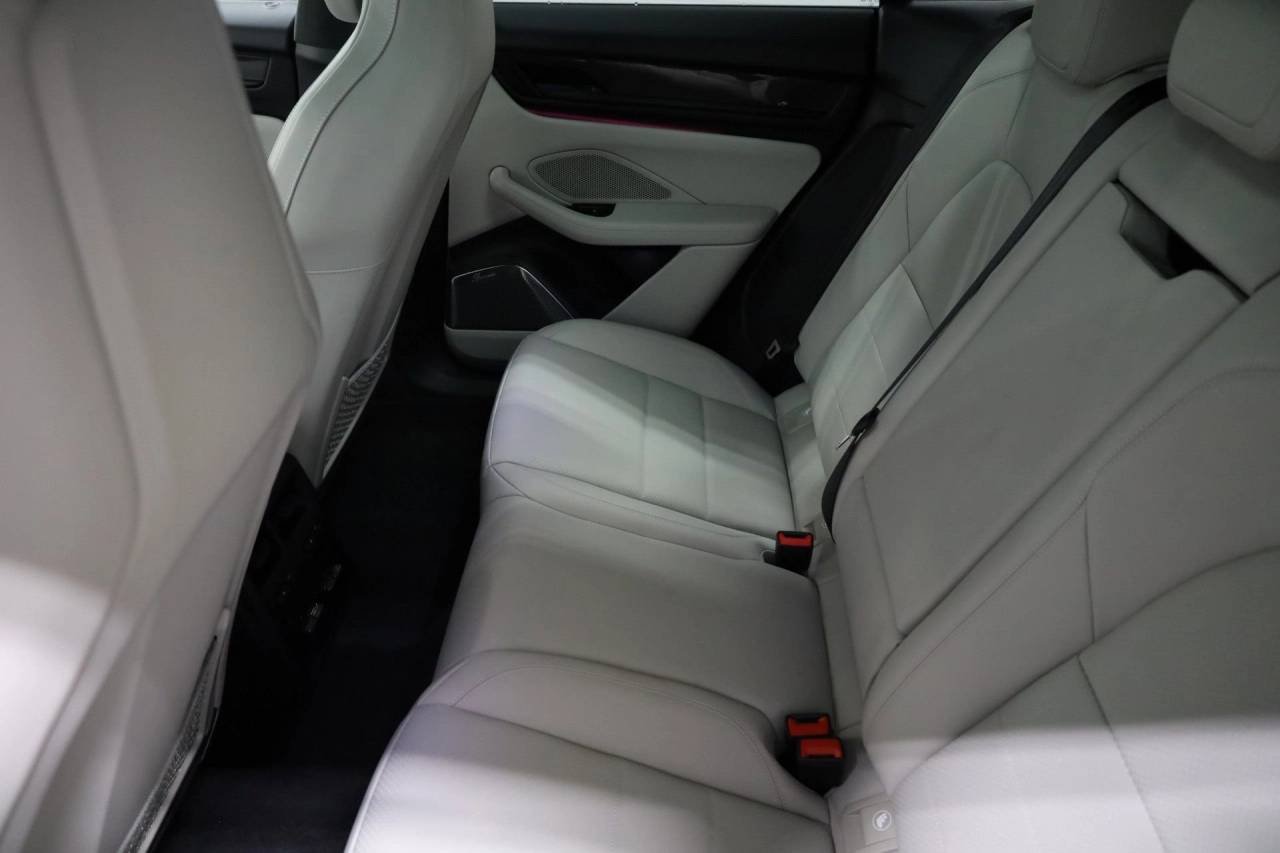 2025 Porsche Macan Turbo Electric - Photo 34