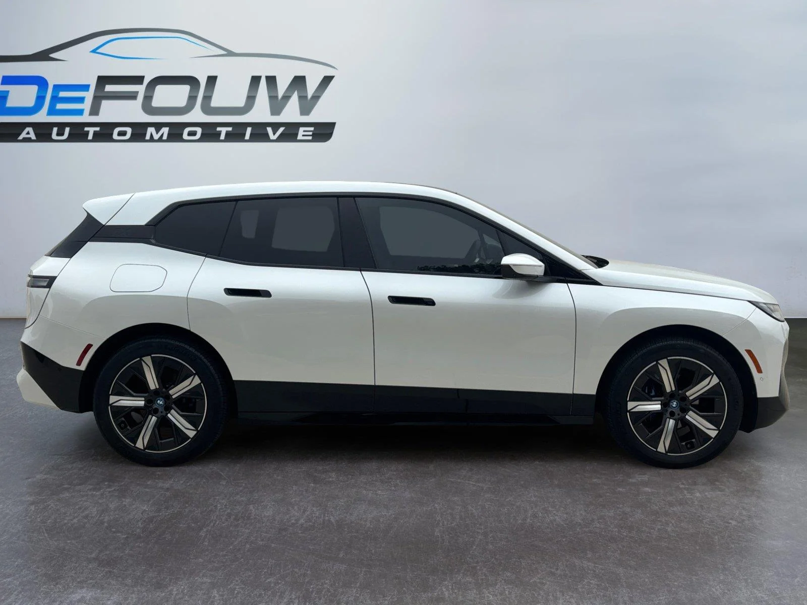 Certified Used 2025 Mineral White Metallic BMW xDrive50 image 2
