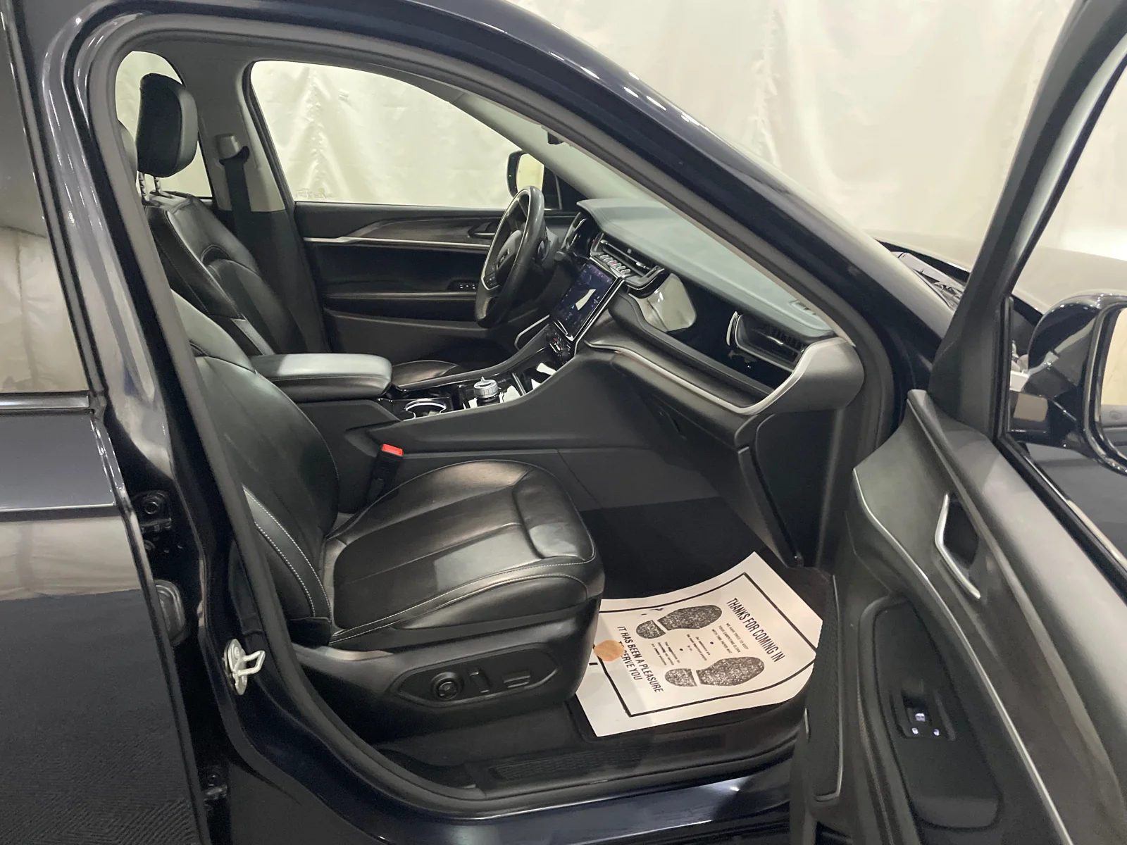 Used 2023 Midnight Sky Jeep Limited image 25