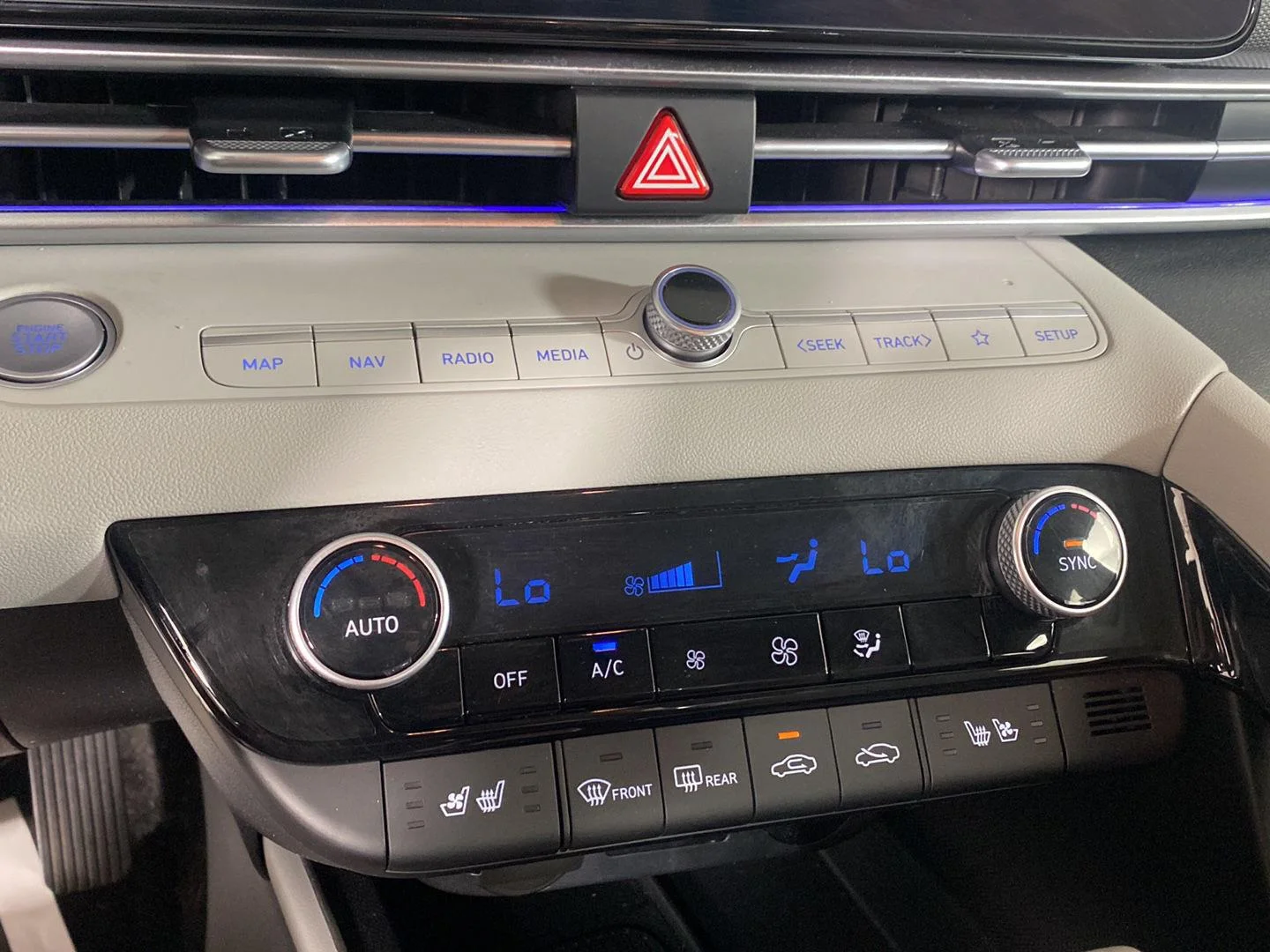 Used 2024 Fluid Metal Hyundai Limited image 18