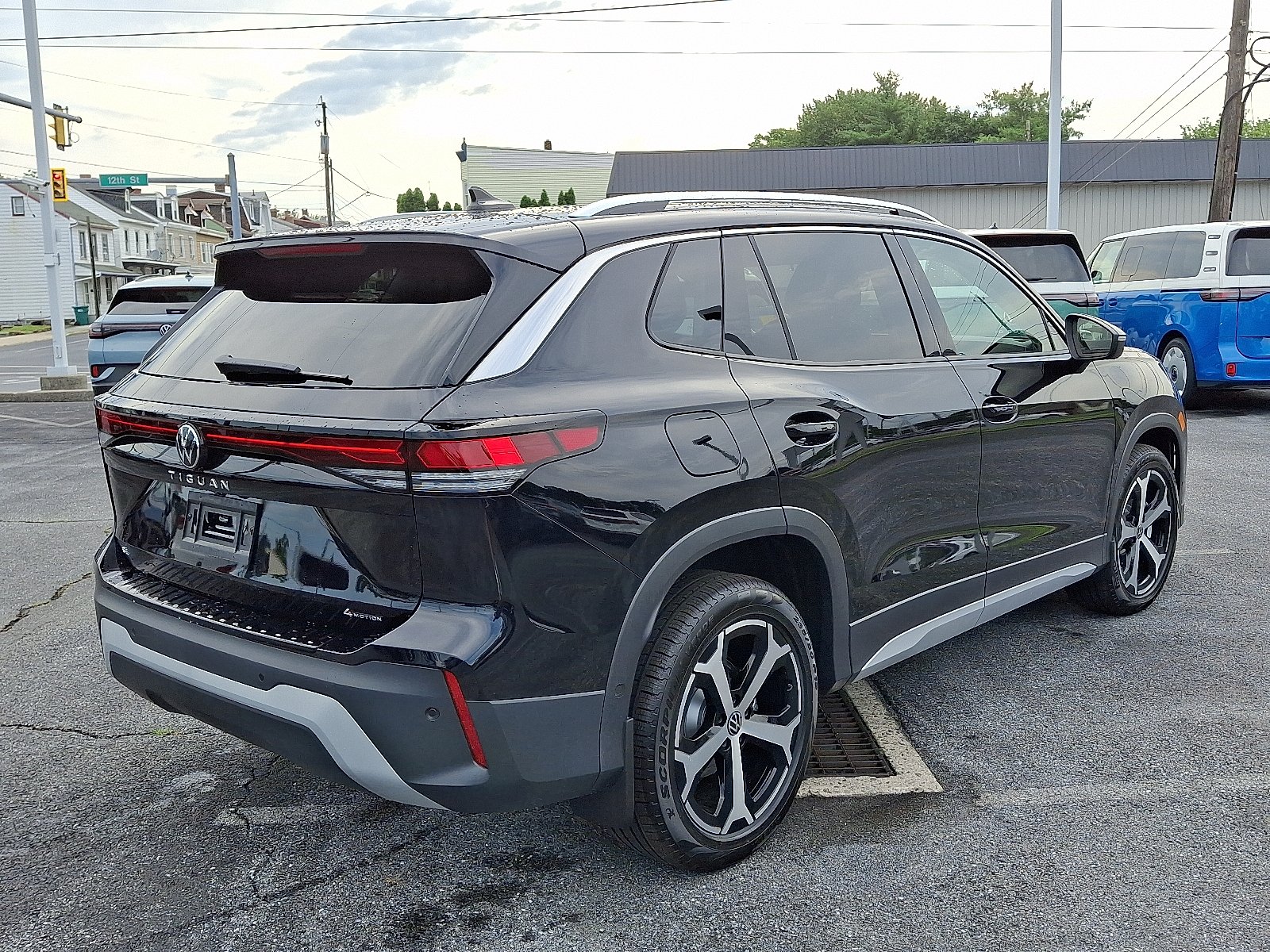 2025 Volkswagen Tiguan SE photo 2