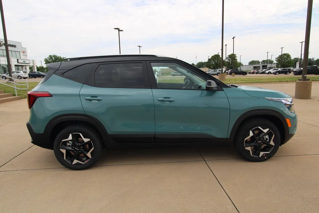 New 2026 Pluton Blue / Black Roof Kia S image 4