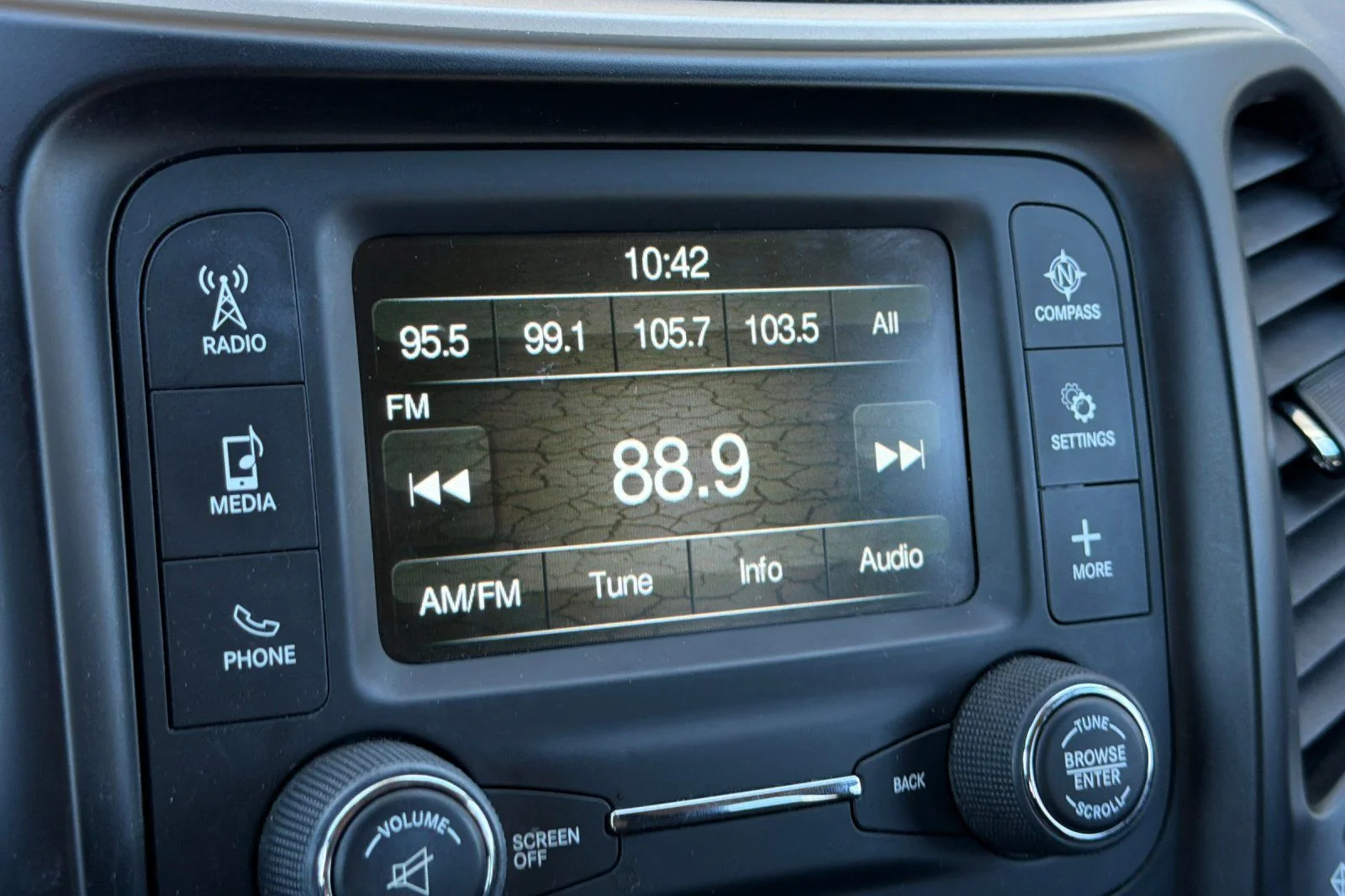 Used 2018 Silver Jeep Latitude image 20