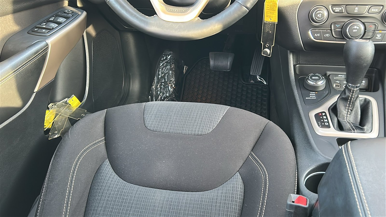 Used 2017 Black Jeep Latitude image 14