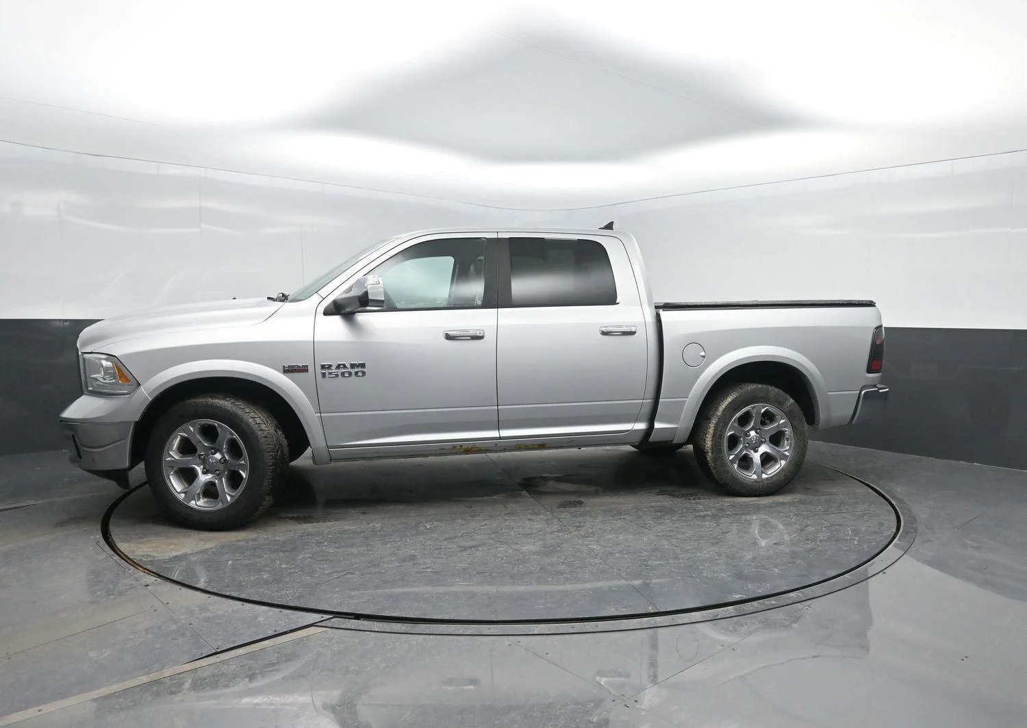 2016 RAM 1500 Laramie 4x4 Crew Cab 5'7's photo