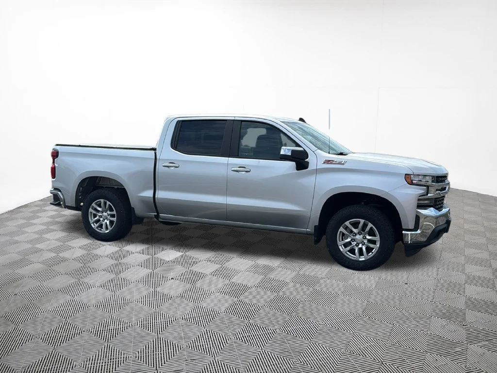 Used 2020 SILVER ICE METALLIC Chevrolet LT image 5