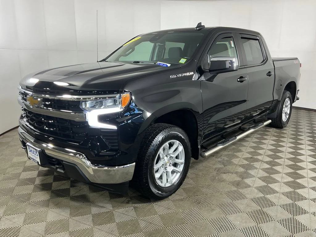 Used 2022 BLACK Chevrolet LT image 4