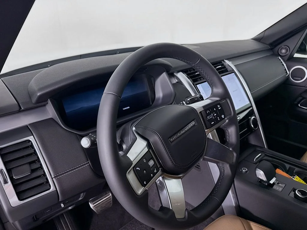 New 2026 Fuji White Land Rover Dynamic SE image 4