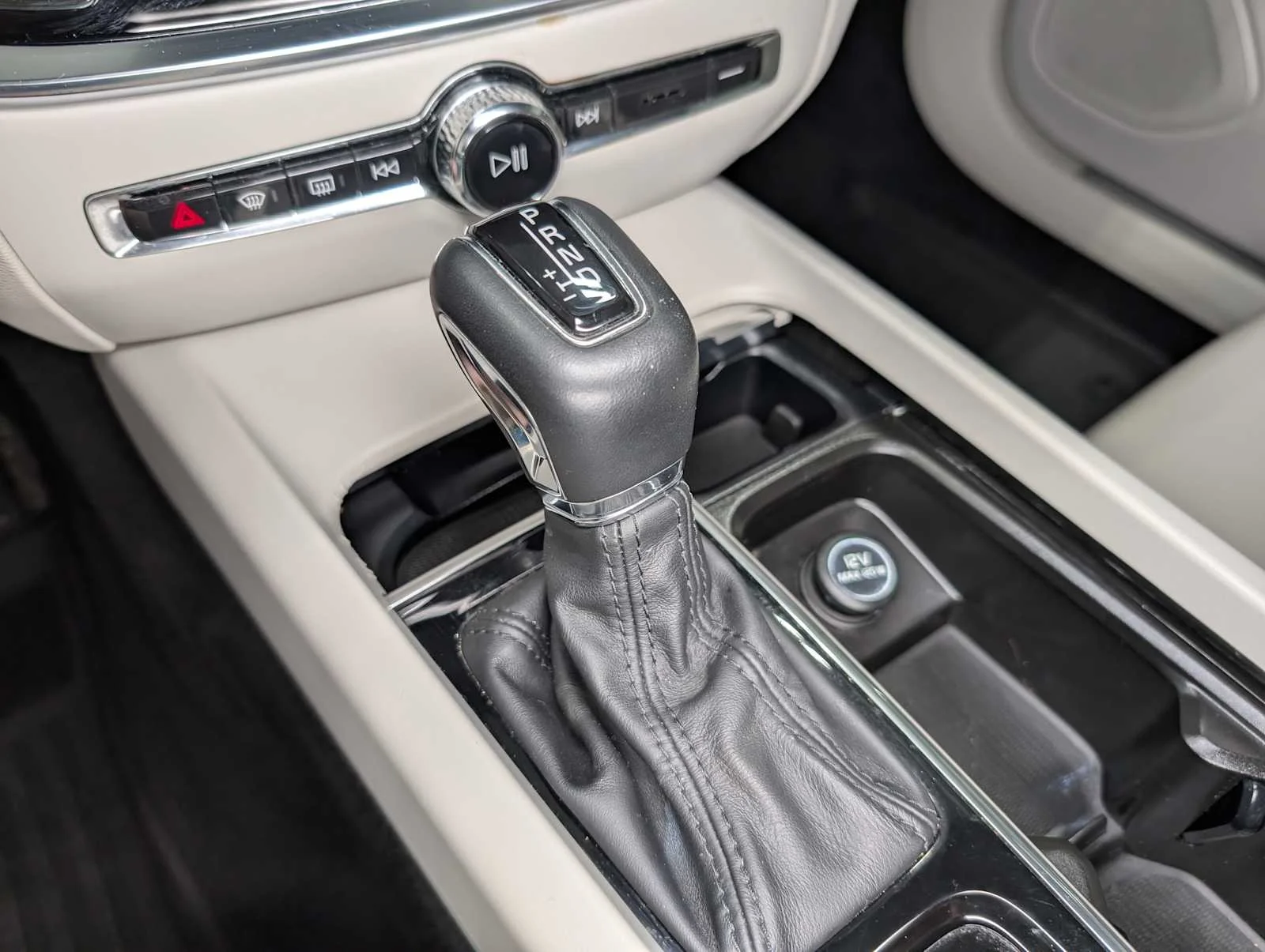 Used 2020  Volvo Momentum image 30