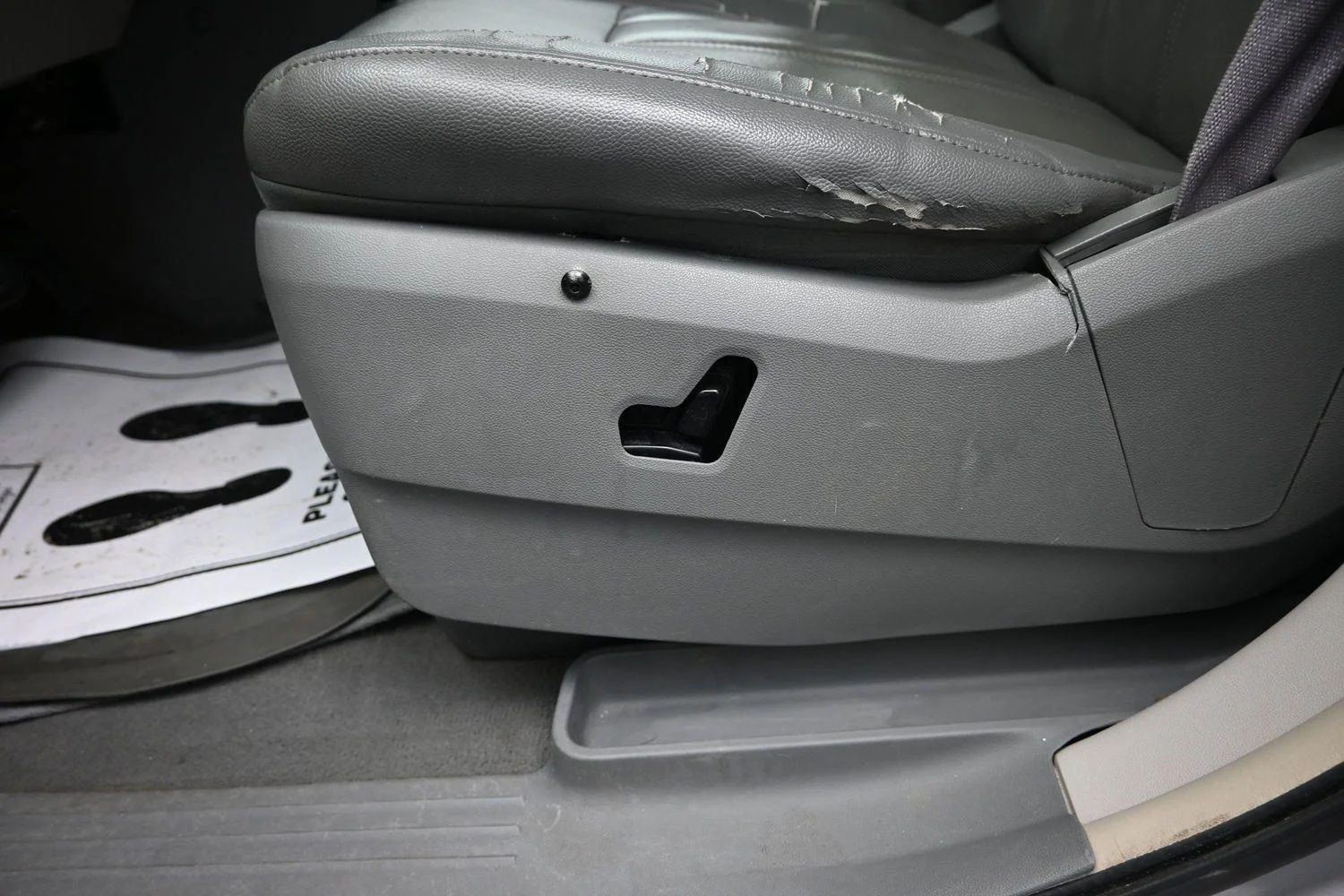 Used 2009 Bright Silver Metallic Chrysler Touring image 17