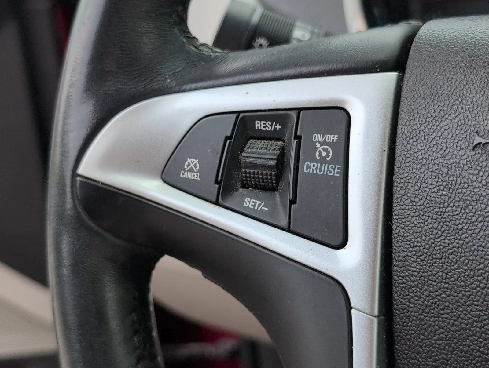 Used 2015 CRYSTAL RED TINTCOAT GMC SLT image 25