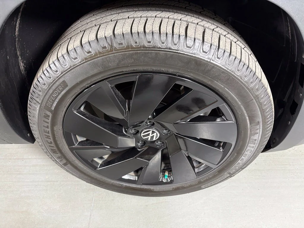 Used 2024 Black Volkswagen 2.0T SE w/Technology image 10