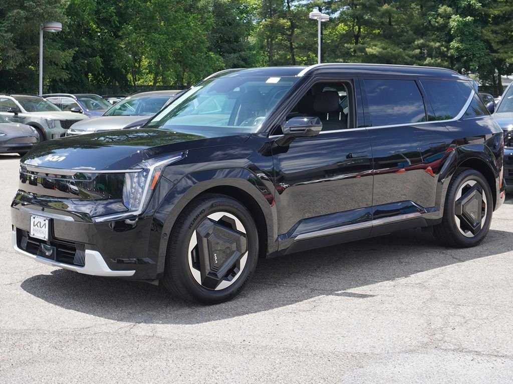 Used 2024 Black Kia Land image 12